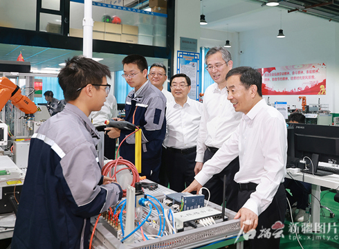 陈小江在巴州和兵团铁门关市调研