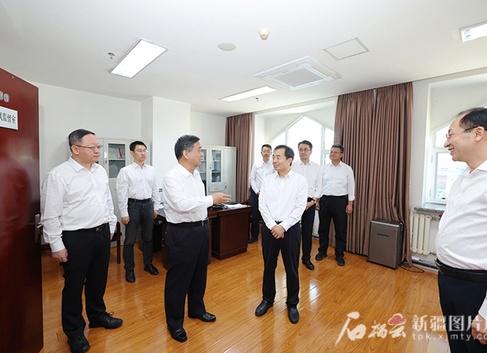 陈小江在自治区纪委监委机关调研座谈