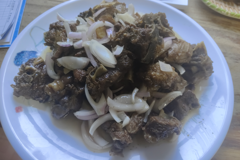 裕民县特色美食——爆炒巴什拜羊羔肉