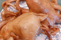 裕民县特色美食——药膳“不老鸡”