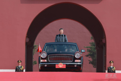 图讯：习近平乘检阅车经过金水桥驶上长安街