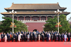图讯：习近平和彭丽媛迎接外方代表团团长及其配偶