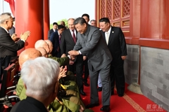 图讯：习近平登上天安门城楼 同抗战老战士老同志代表亲切握手