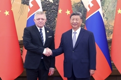 习近平会见斯洛伐克总理菲佐
