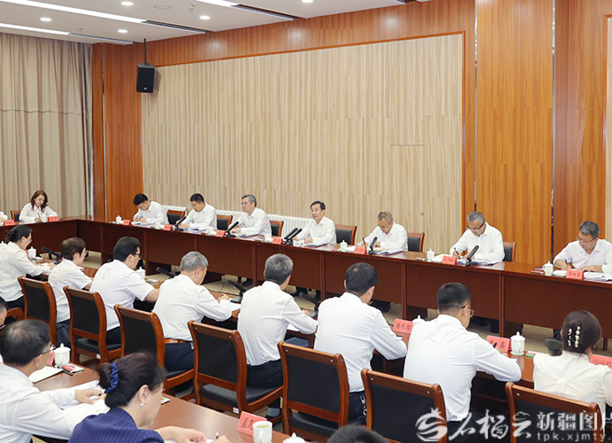 陈小江艾尔肯·吐尼亚孜教师节前调研教育工作并召开座谈会
