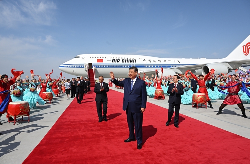 习近平率中央代表团抵达乌鲁木齐出席新疆维吾尔自治区成立70周年庆祝活动(5)XxjpsgC000013_20250924_PEPFN0A001.jpg