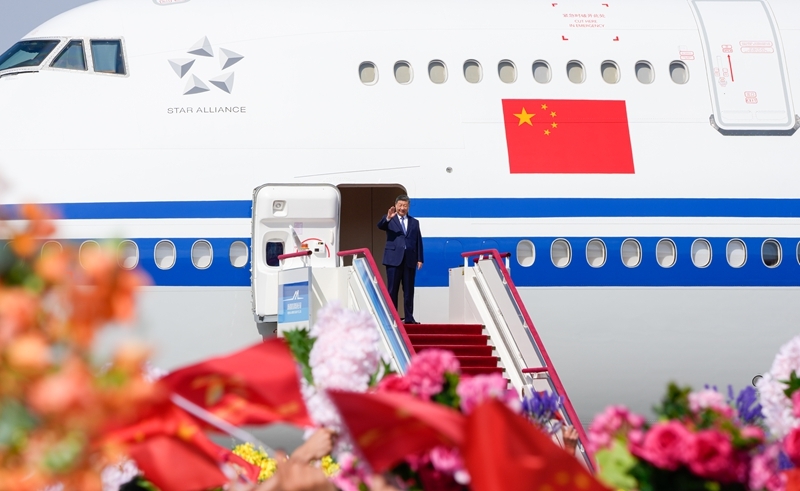 习近平率中央代表团抵达乌鲁木齐出席新疆维吾尔自治区成立70周年庆祝活动(1)XxjpsgC000010_20250924_PEPFN0A001.jpg