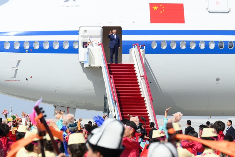 习近平率中央代表团抵达乌鲁木齐出席新疆维吾尔自治区成立70周年庆祝活动(2)XxjpsgC000016_20250924_PEPFN0A001.jpg