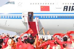 习近平率中央代表团抵达乌鲁木齐出席新疆维吾尔自治区成立70周年庆祝活动