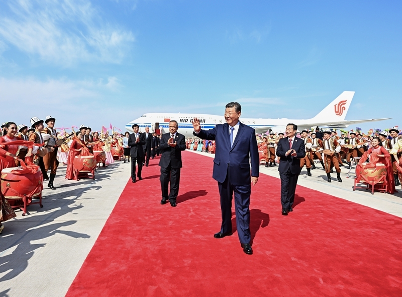 习近平率中央代表团抵达乌鲁木齐出席新疆维吾尔自治区成立70周年庆祝活动(4)XxjpsgC000014_20250924_PEPFN0A001.jpg