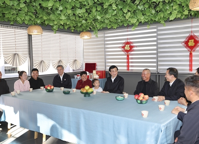 中央代表团在新疆多地看望慰问各族干部群众 王沪宁参加活动