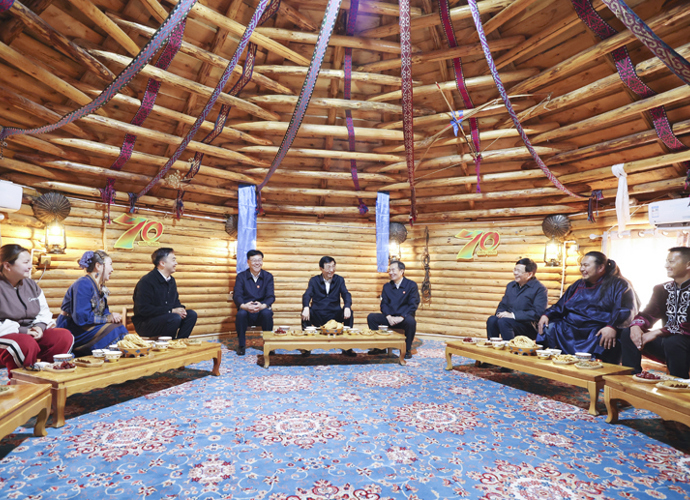 中央代表团在新疆多地看望慰问各族干部群众 王沪宁参加活动后带领一分团返京