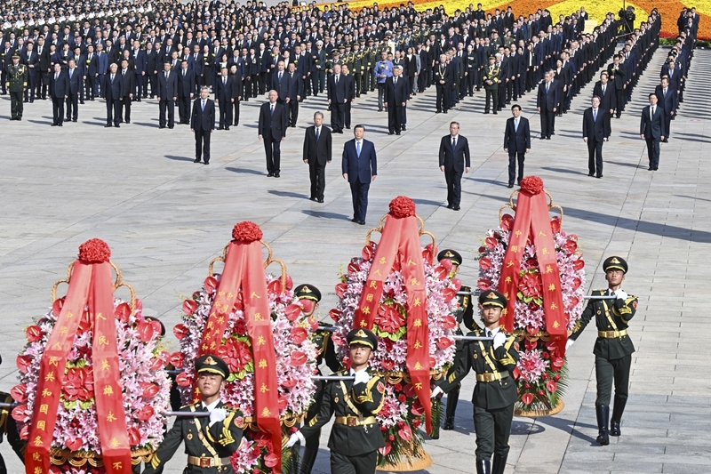 习近平等党和国家领导人出席烈士纪念日向人民英雄敬献花篮仪式(4)XxjpsgC000325_20250930_PEPFN0A001.jpg