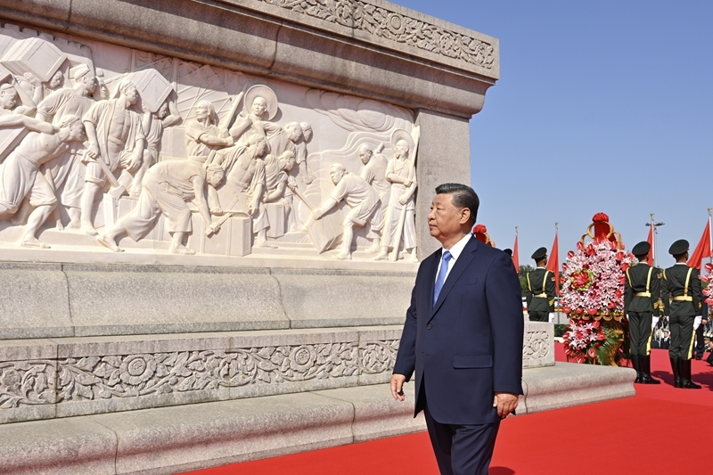 习近平等党和国家领导人出席烈士纪念日向人民英雄敬献花篮仪式(7)XxjpsgC000330_20250930_PEPFN0A001.jpg