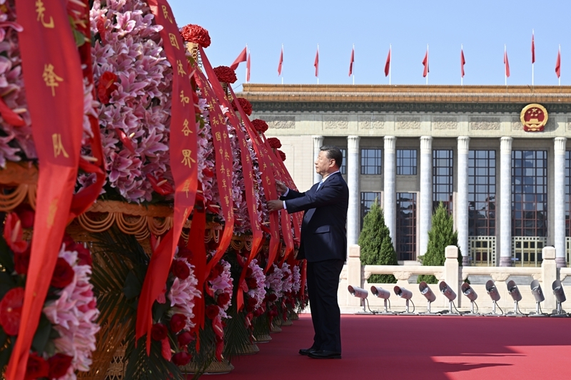 习近平等党和国家领导人出席烈士纪念日向人民英雄敬献花篮仪式(6)XxjpsgC000328_20250930_PEPFN0A001.jpg