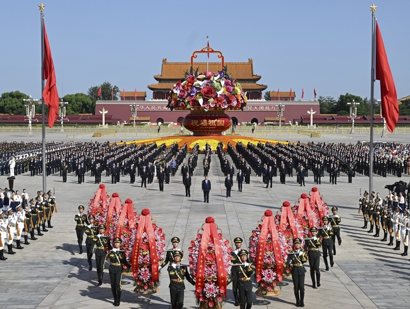 习近平等党和国家领导人出席烈士纪念日向人民英雄敬献花篮仪式(1)XxjpsgC000332_20250930_PEPFN0A001.jpg