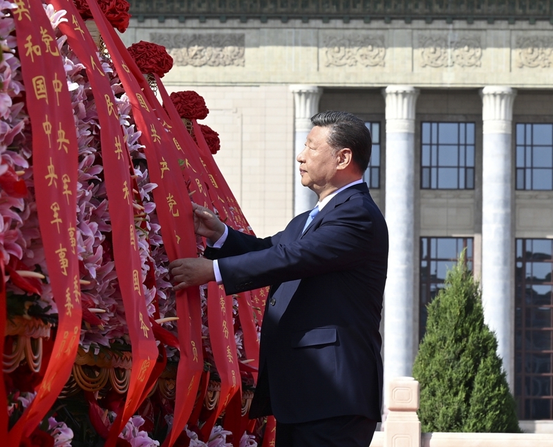 习近平等党和国家领导人出席烈士纪念日向人民英雄敬献花篮仪式(2)XxjpsgC000326_20250930_PEPFN0A001.jpg