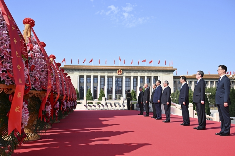 习近平等党和国家领导人出席烈士纪念日向人民英雄敬献花篮仪式(5)XxjpsgC000329_20250930_PEPFN0A001.jpg