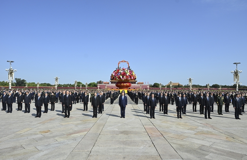 习近平等党和国家领导人出席烈士纪念日向人民英雄敬献花篮仪式(3)XxjpsgC000331_20250930_PEPFN0A001.jpg