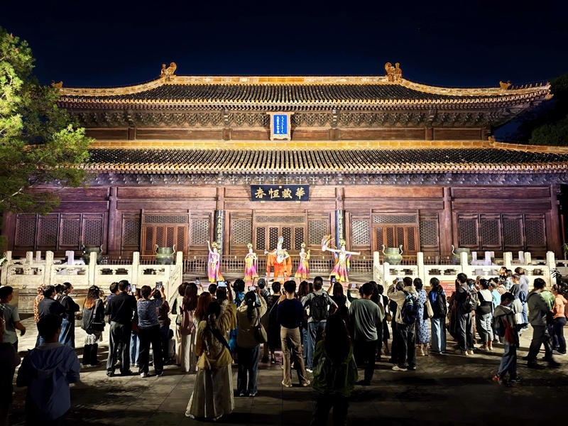 新华全媒头条丨双节相遇!“人文”与“经济”辉映共生+(7)XxjpsgC000272_20251008_PEPFN0A001.jpg
