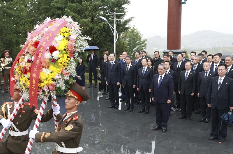 李强凭吊中国人民志愿军烈士XxjpsgC000517_20251010_PEPFN0A001.JPG