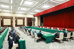 中共新疆维吾尔自治区委员会召开党外人士座谈会