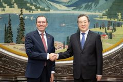 丁薛祥会见挪威外交大臣艾德