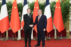 李强会见法国总统马克龙