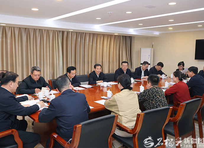 陈小江在乌鲁木齐接待信访群众