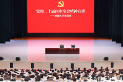 陈小江在新疆大学讲授思政课