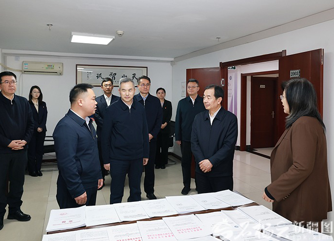 陈小江在自治区社科联和自治区文联调研座谈