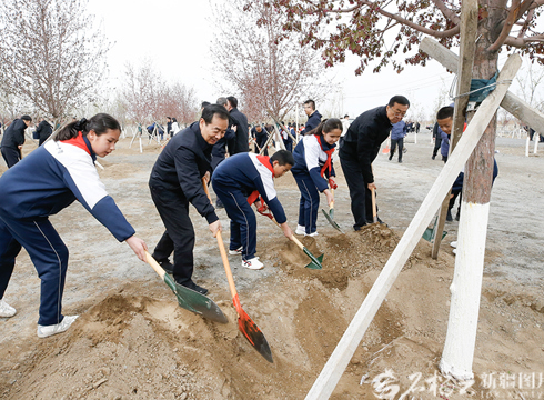 自治区领导在乌鲁木齐参加义务植树活动