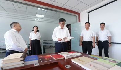 支现伟在地委党史研究室，地区档案馆、文联、社科联调研时强调