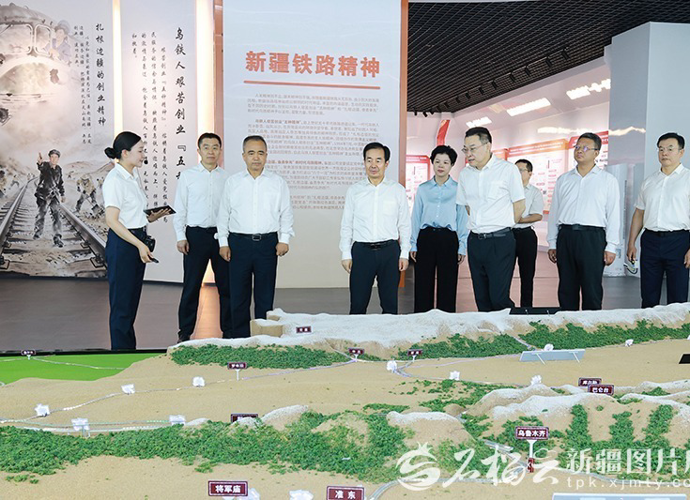 陈小江艾尔肯·吐尼亚孜在中国铁路乌鲁木齐局集团走访调研