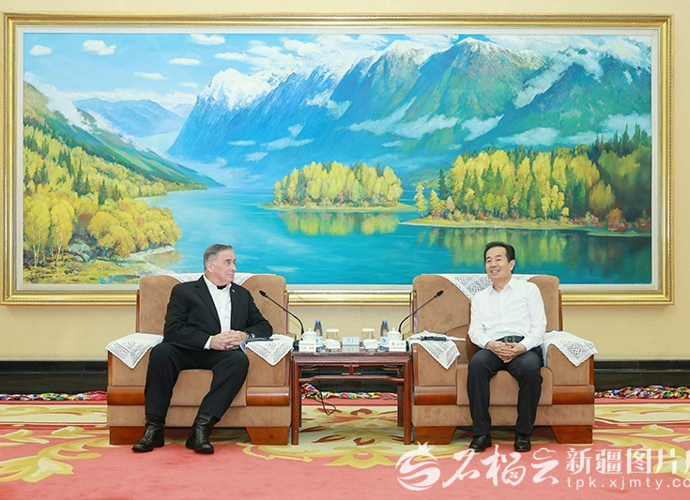 陈小江艾尔肯·吐尼亚孜会见美中航空遗产基金会主席格林一行