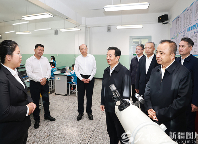 陈小江艾尔肯·吐尼亚孜调研全区教育工作并看望慰问各族教师