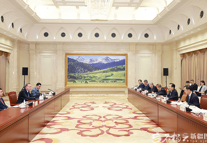 陈小江艾尔肯·吐尼亚孜会见塔吉克斯坦第一副总理霍利克佐达