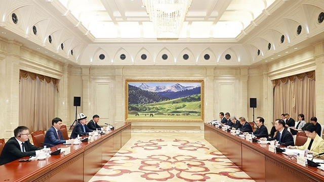 陈小江艾尔肯·吐尼亚孜会见吉尔吉斯斯坦国务秘书科伊奇耶夫