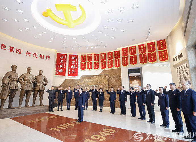 陈小江主持召开新一届自治区党委常委会第一次会议并率班子参观红军师师史馆